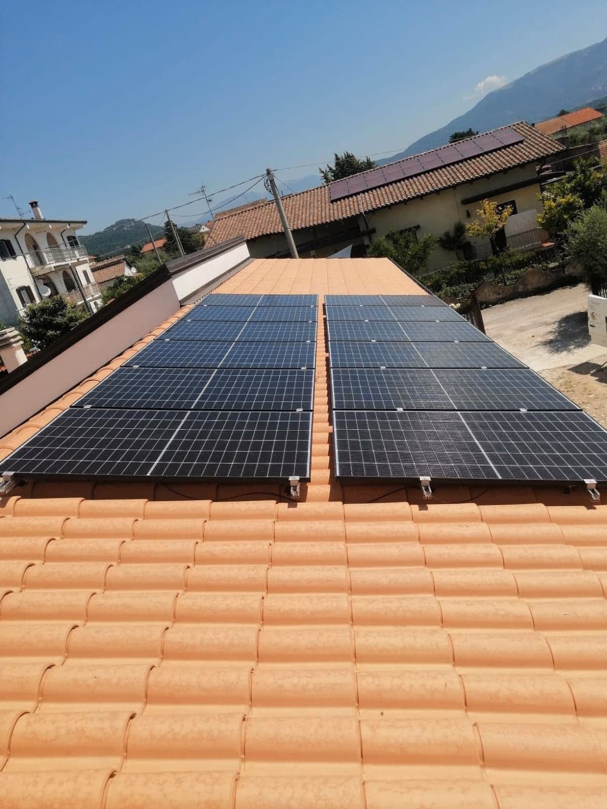 Moduli fotovoltaici su una copertura inclinata