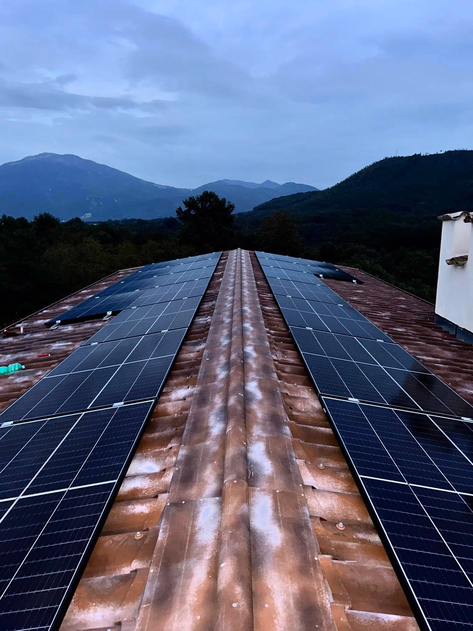 Impianto fotovoltaico visto dal basso