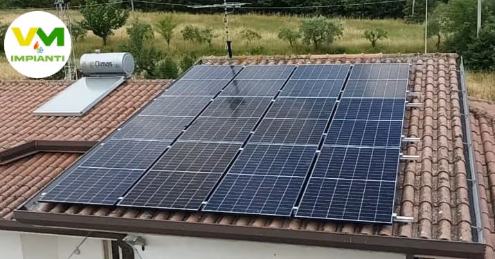 Vista di un impianto fotovoltaico su un tetto