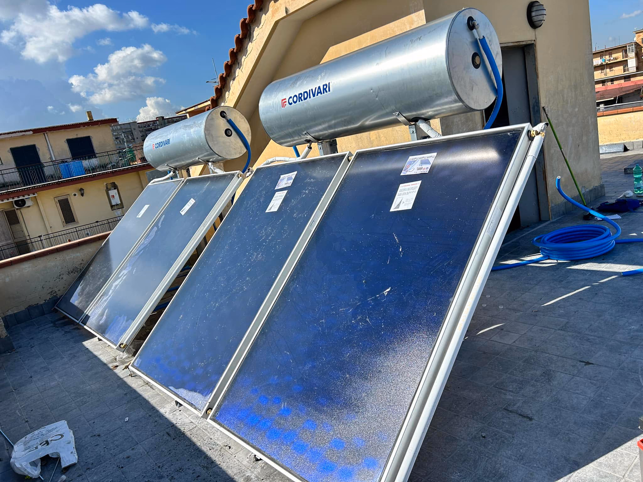 Pannelli fotovoltaici installati su un tetto