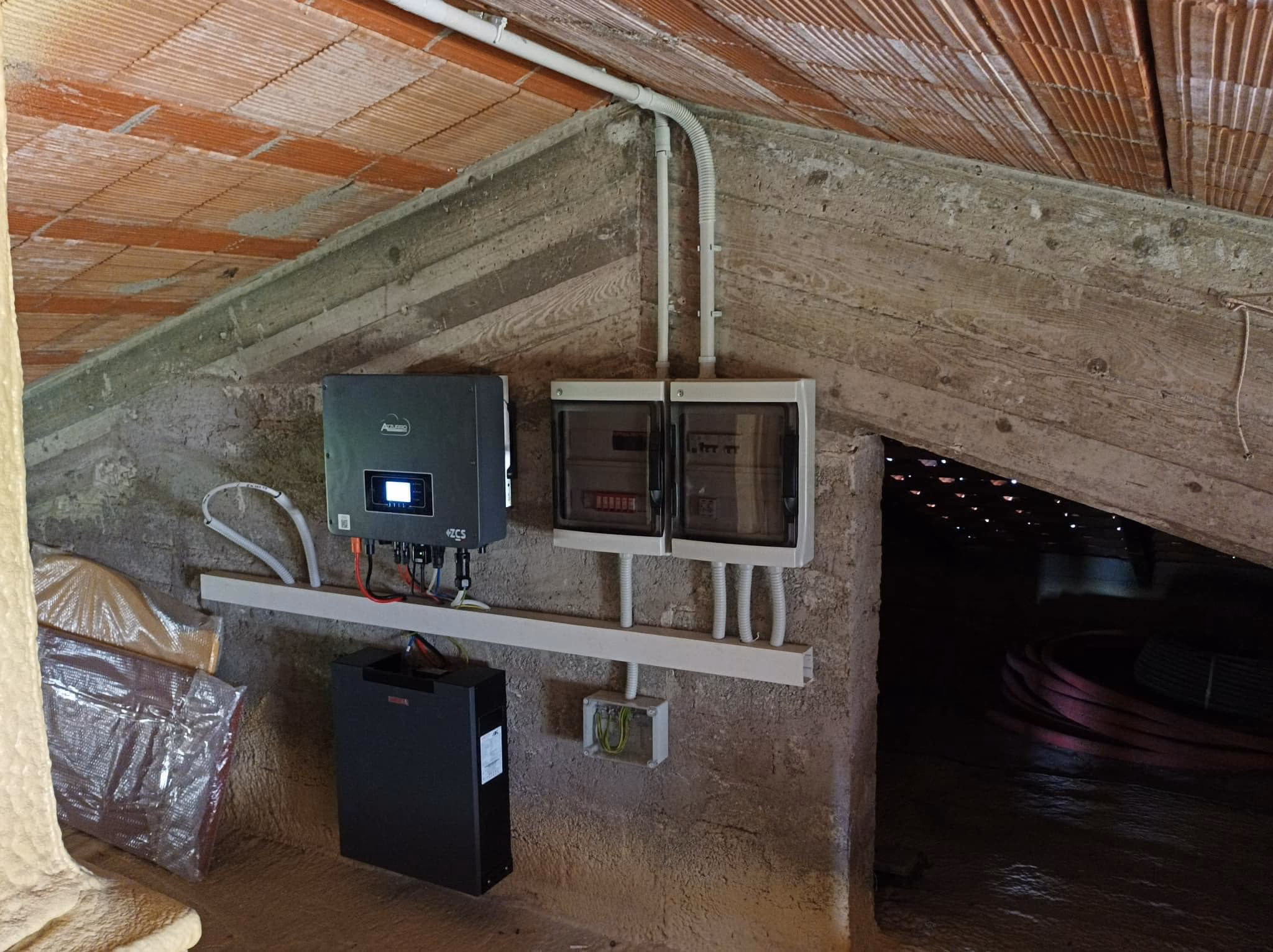 Locale tecnico con impianto e tubazioni