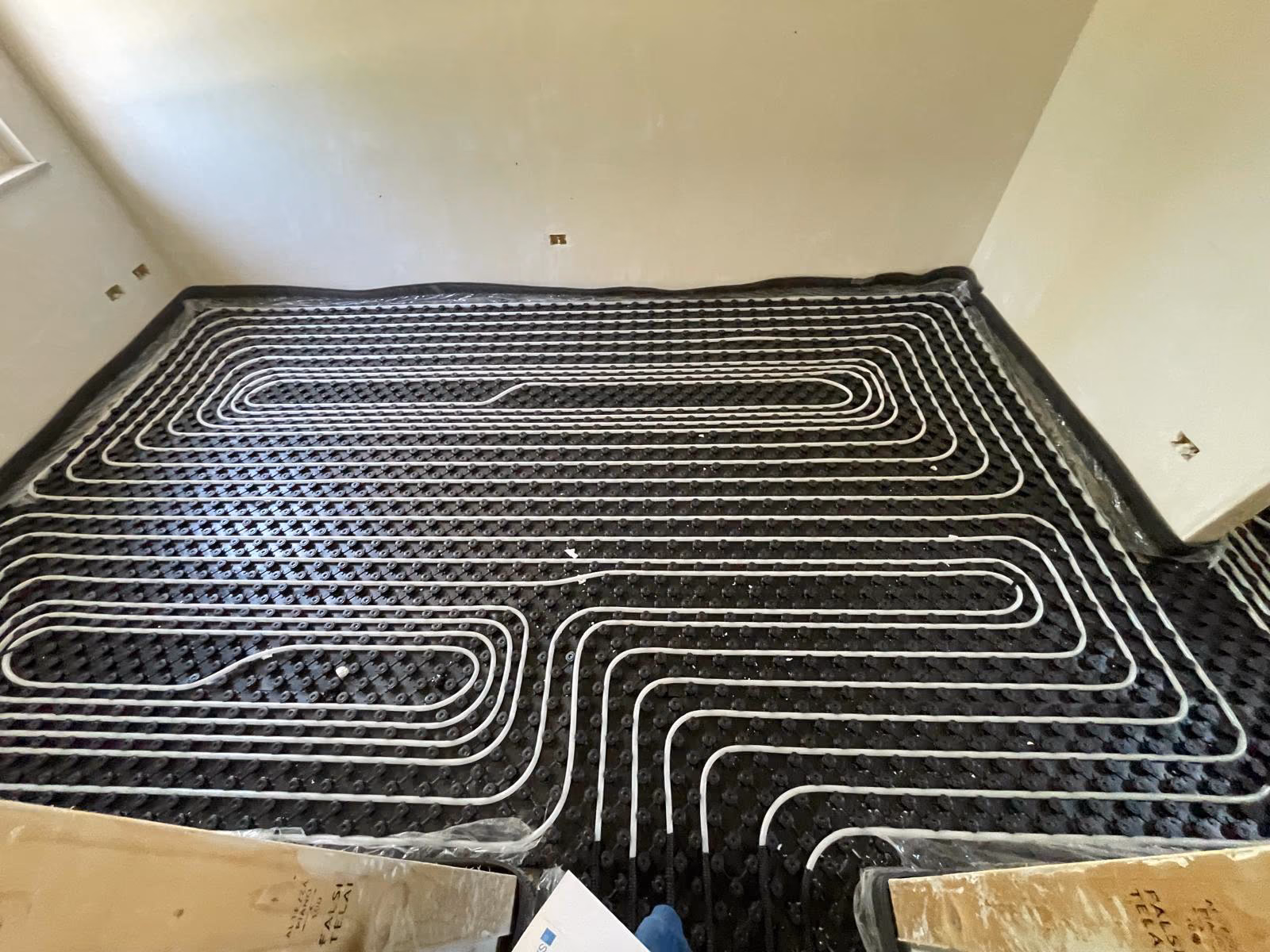 Pareti in opera con tubazioni durante un cantiere
