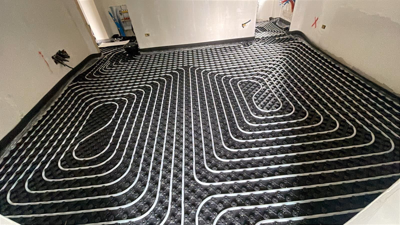 Locale in costruzione con tubazioni installate