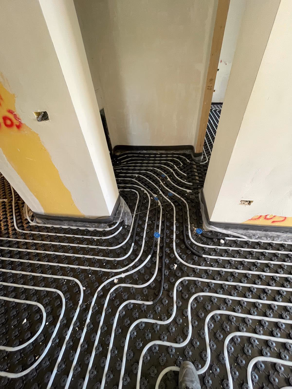 Tubazioni in corso di posa in un cantiere