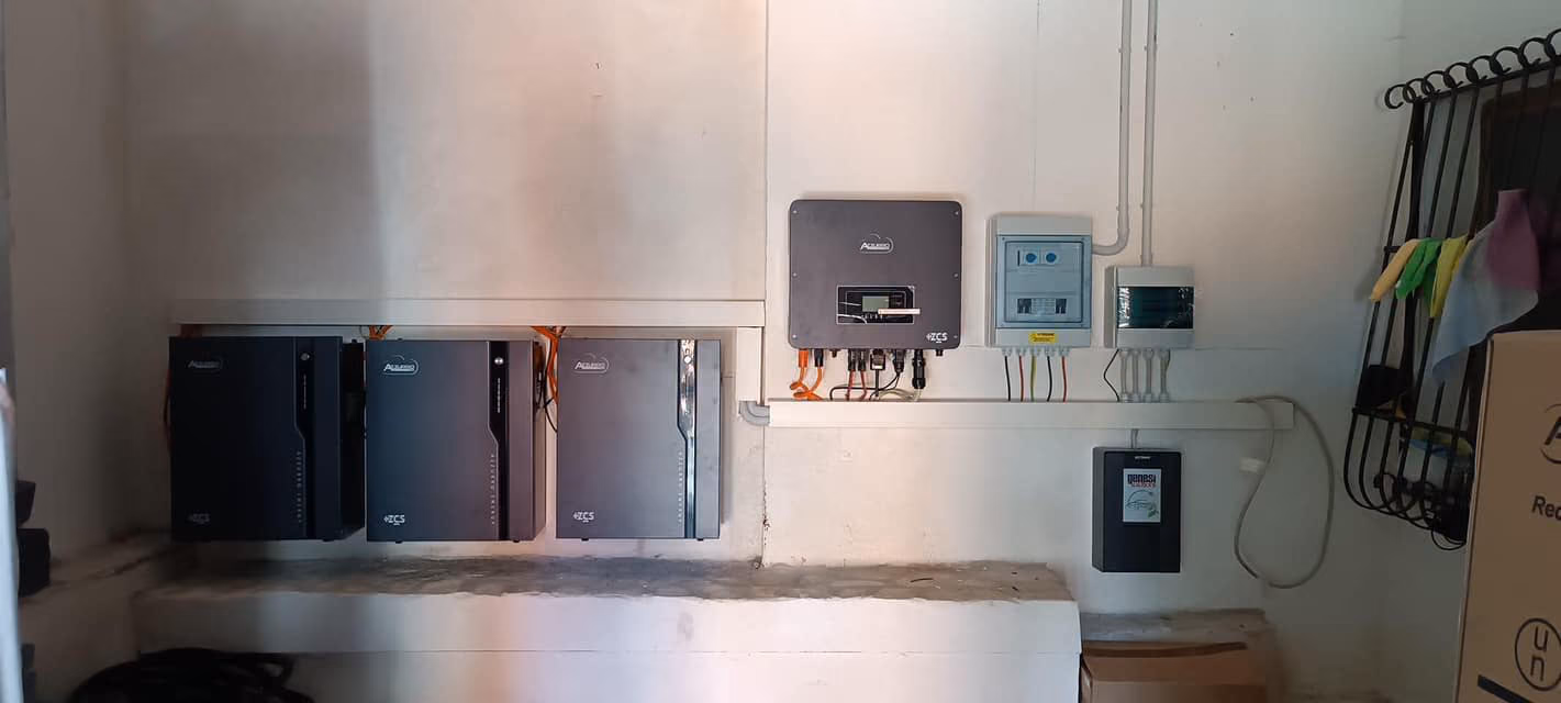 Quadro elettrico a parete con canalizzazioni