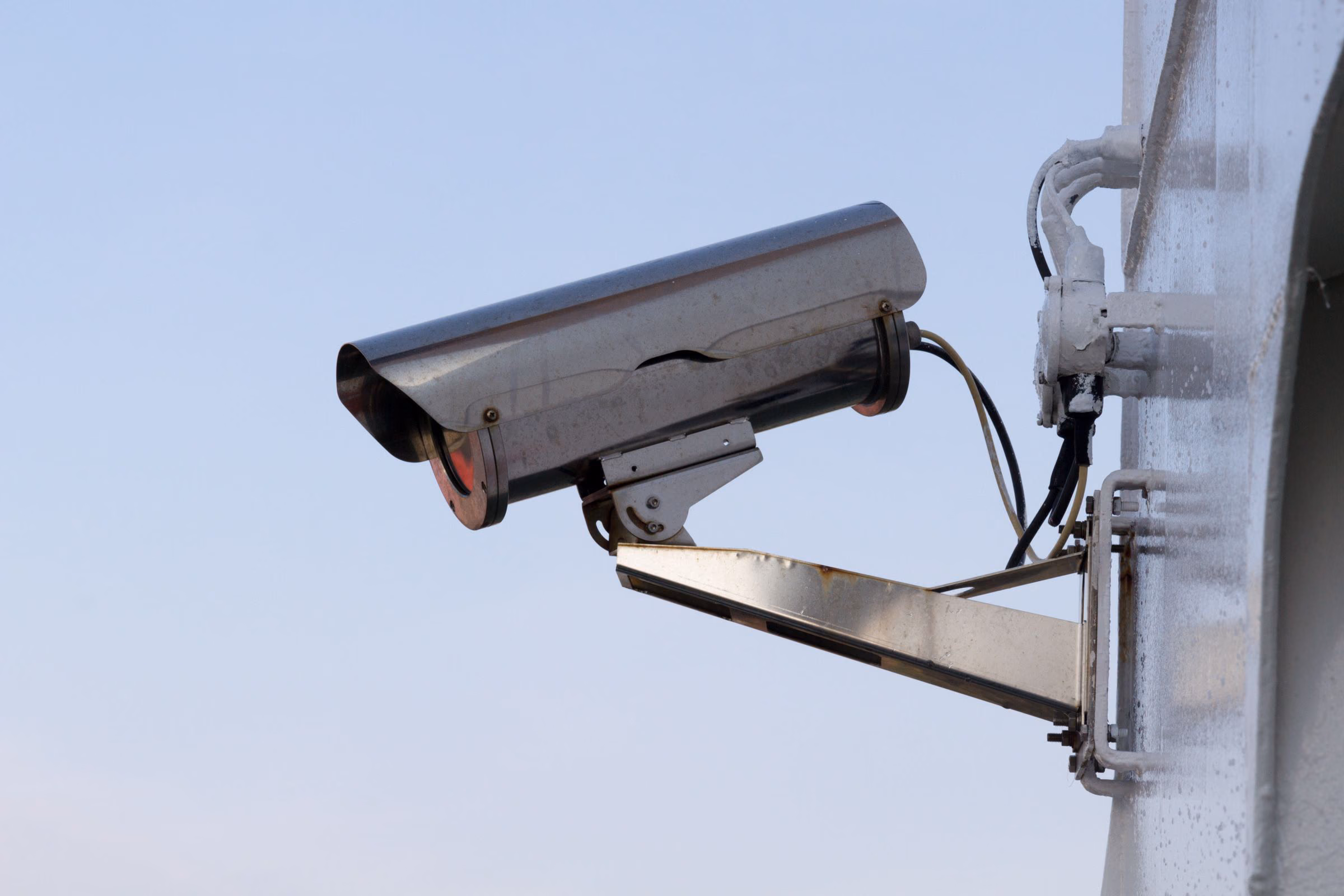 Telecamera di videosorveglianza installata su una parete esterna